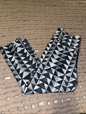 Nike Dri-Fit Geometric Triangle Gray Black White High-Waisted 3/4 Leggings Small